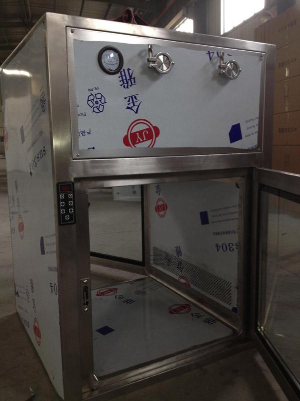 自凈式傳遞窗是生產車間為減少潔凈區與非潔凈區或潔凈區不同區域之間的開門次數而設置的一種傳遞物品的裝置。 自凈式傳遞窗是生產車間為減少潔凈區與非潔凈區或潔凈區不同區域之間的開門次數而設置的一種傳遞物品的裝置。